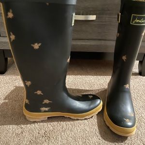 Cute and stylish rain boots. Black with bees.